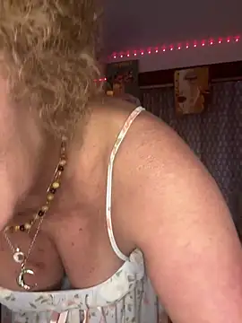 XXX chat uživo modela SuzyCatzz