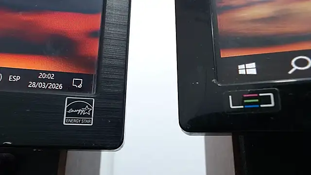 emiliaa_hot élő XXX-chatje