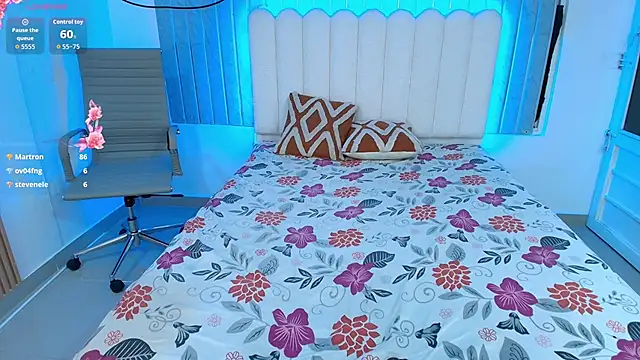 Chat +18 de ZainaNour ao vivo