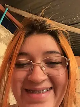 Kari_leonXXX: διαδικτυακό σόου στην κάμερα