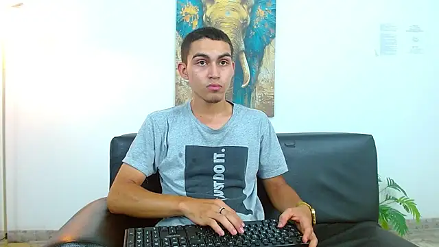 lucass_18: διαδικτυακό σόου στην κάμερα