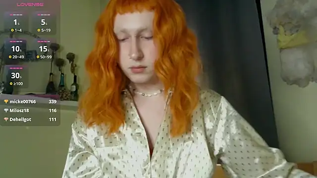 Show modela lia_grl na web-kameri