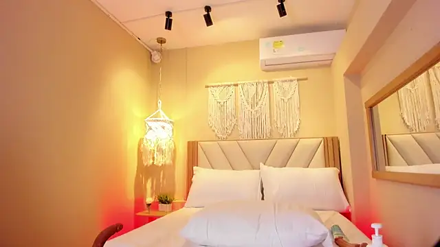 NahimiThompson Adlı Modelin Canlı XXX Sohbeti