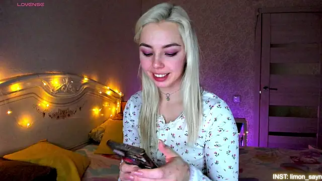 LillyMoure_'s Live XXX Chat