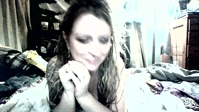 adirajade: διαδικτυακό σόου στην κάμερα