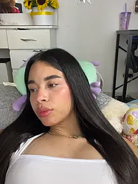 Milleradhara24 Adlı Modelin Canlı XXX Sohbeti