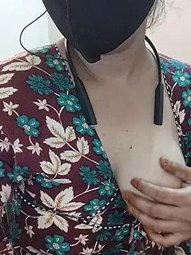 Sexynageena Adlı Modelin Canlı XXX Sohbeti