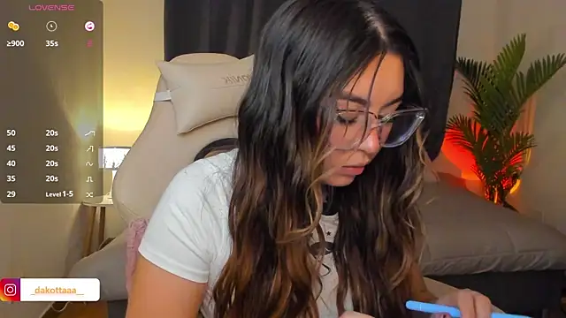 Chat XXX Live dakottaa_