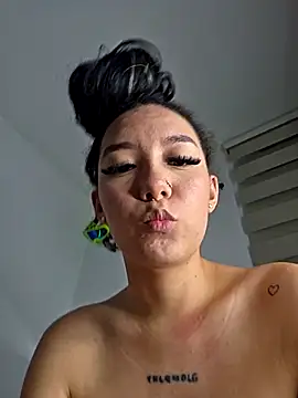 Chat +18 de alaia_princess ao vivo