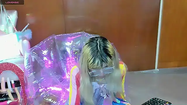 Skinygirl Show in webcam