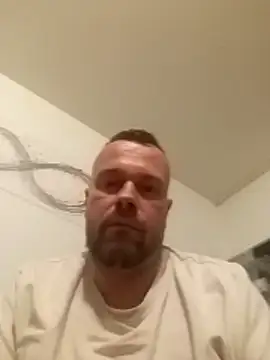 Mikaatoyboy: διαδικτυακό σόου στην κάμερα