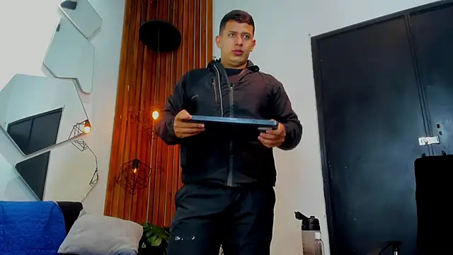 Show modela RomanCroft na web-kameri