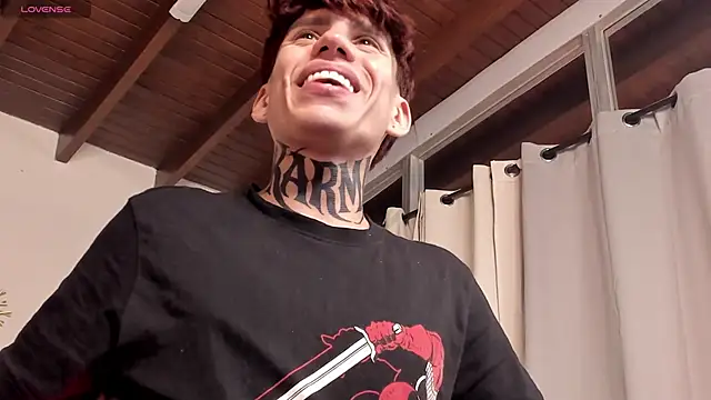 Angelcumm_ élő XXX-chatje