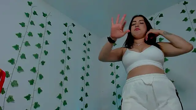 Chat +18 de Miaa_Garcia ao vivo