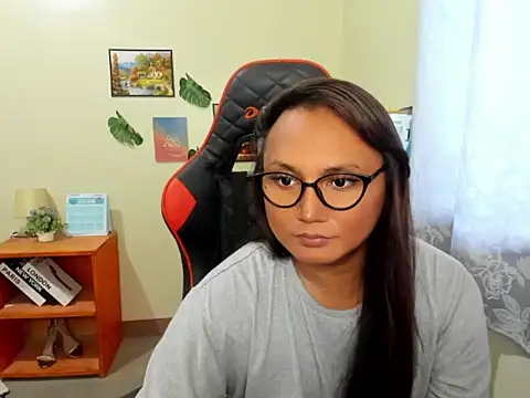 hella_queen Show in webcam