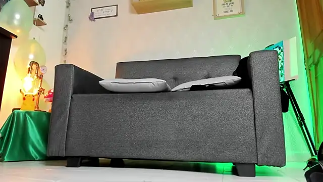 Alaia_Love77 Adlı Modelin Canlı XXX Sohbeti