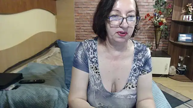 EvelyneFlirtyMilf's Live XXX Chat