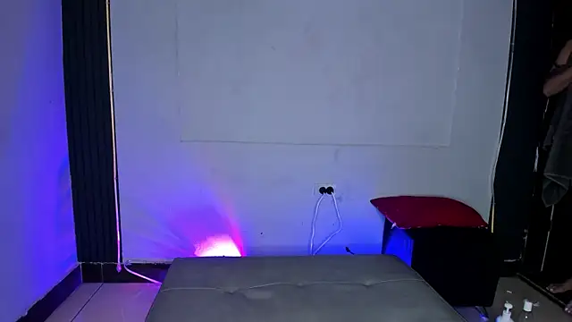 Threesome-no-mercy's Live XXX Chat