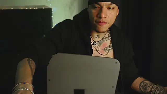 AlphaMasterXxx Webcam Show