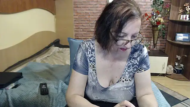 EvelyneFlirtyMilf – Live XXX-chat