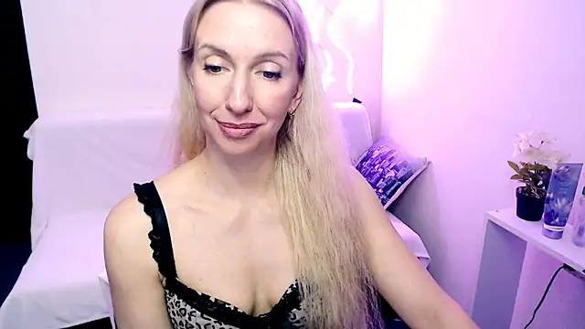 Chat XXX en directo de Cute_Smile_Shy