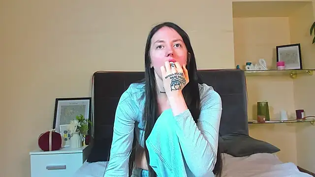 Chat +18 de AdrianaCult ao vivo