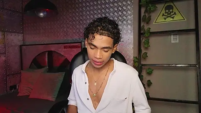 AlanCutee: вебкам-шоу