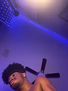 blac_ghat: διαδικτυακό σόου στην κάμερα