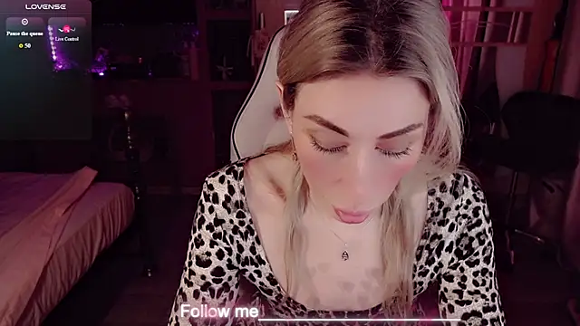 AnnieGOld_ Adlı Modelin Canlı XXX Sohbeti