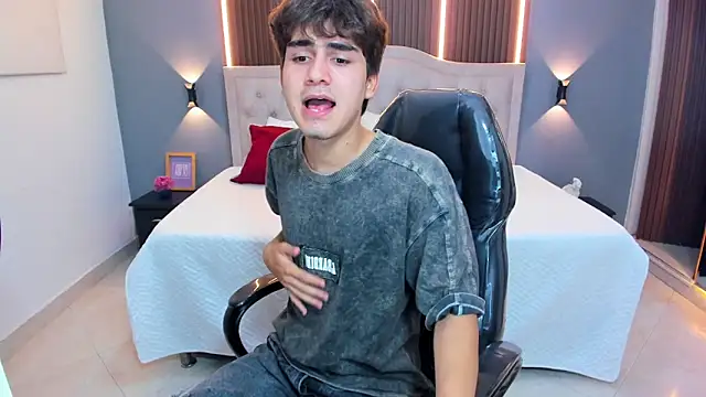 Tommy18__ Chat XXX in diretta