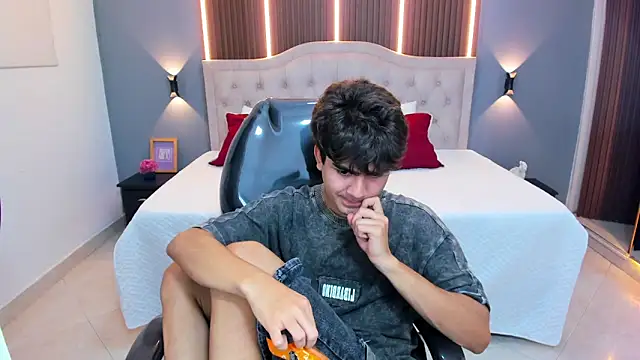 Chatroom XXX en direct de Tommy18__