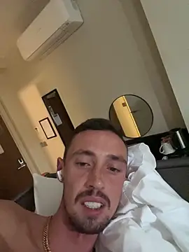 MeJross: διαδικτυακό σόου στην κάμερα