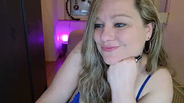 NaughtyKim webcam show