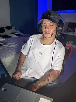 Pokazy przed kamerką – AngelLatinBoy