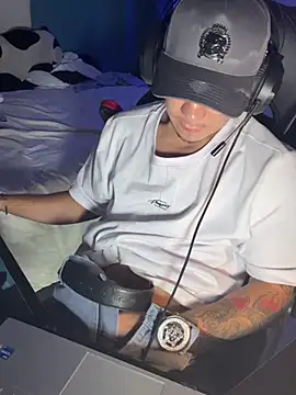 Show modela AngelLatinBoy na web-kameri