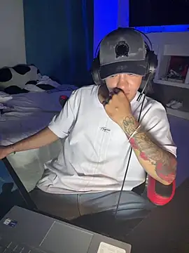 AngelLatinBoy: διαδικτυακό σόου στην κάμερα