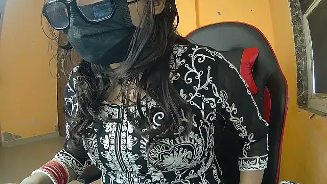 callmeshreya: διαδικτυακό σόου στην κάμερα