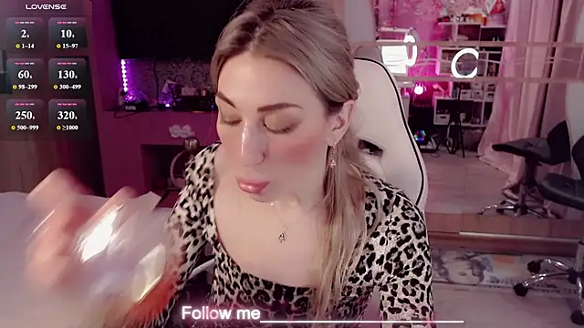 AnnieGOld_ élő XXX-chatje