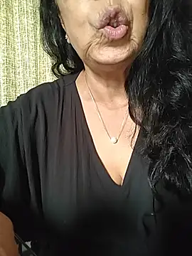 NakedMILFx Adlı Modelin Canlı XXX Sohbeti