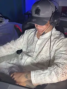 AngelLatinBoy: διαδικτυακό σόου στην κάμερα