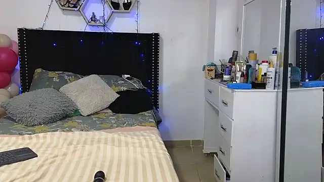 Chat +18 de charlotte_077 ao vivo