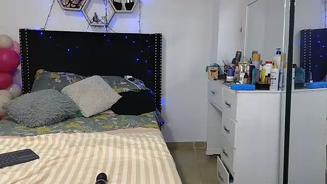 charlotte_077: απευθείας συνομιλία ΧΧΧ