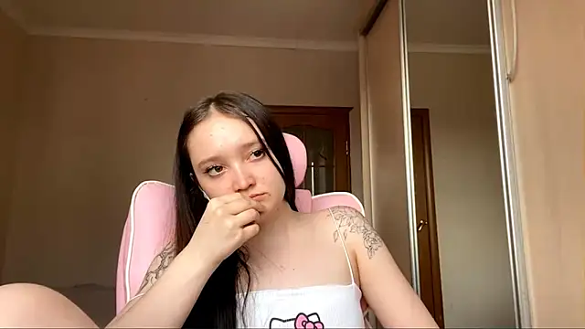 TrulaPhay Adlı Modelin Canlı XXX Sohbeti