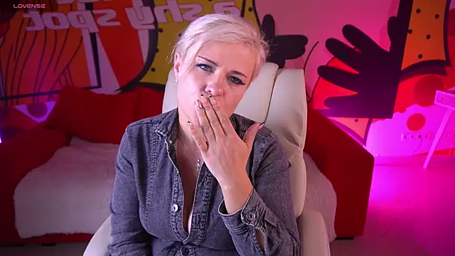 CrystalVibe Adlı Modelin Canlı XXX Sohbeti