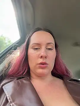 Mona_Plus: διαδικτυακό σόου στην κάμερα