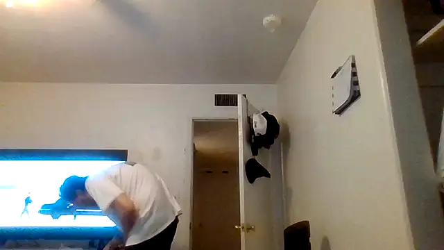 TallHungandCloudy69のライブXXXチャット