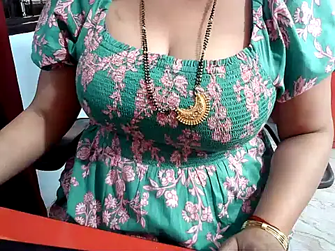 Nagma_housewife: διαδικτυακό σόου στην κάμερα