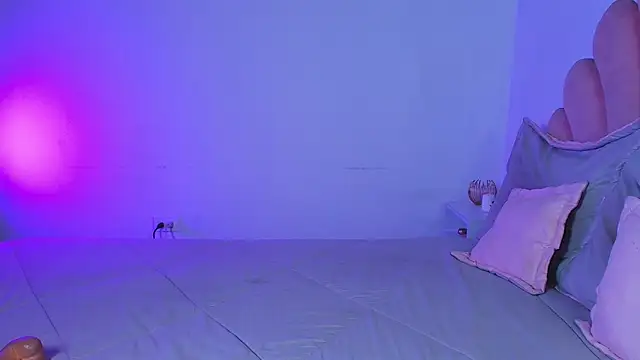 MiaColucci18のライブXXXチャット