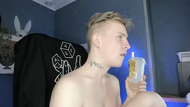 Show modela AlexxSweet na web-kameri