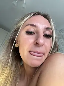 LexyTuned: διαδικτυακό σόου στην κάμερα